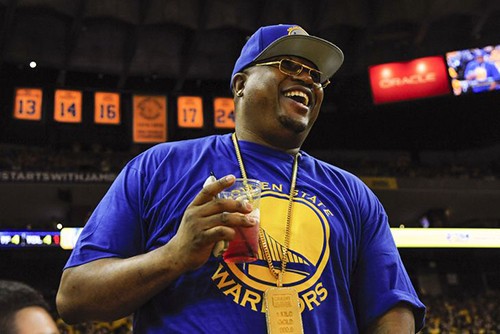 E-40, grand supporter de son équipe de basket