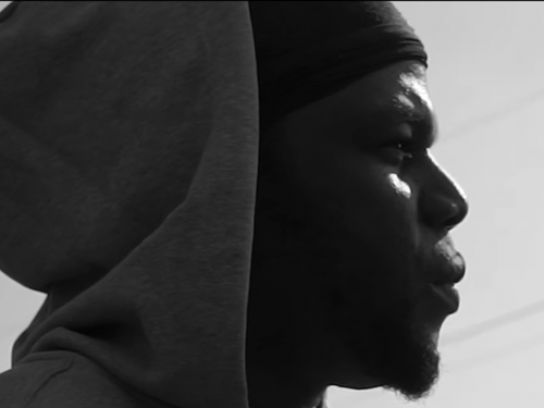 Ol Kainry bombe le torse sur « Rap torse nu »